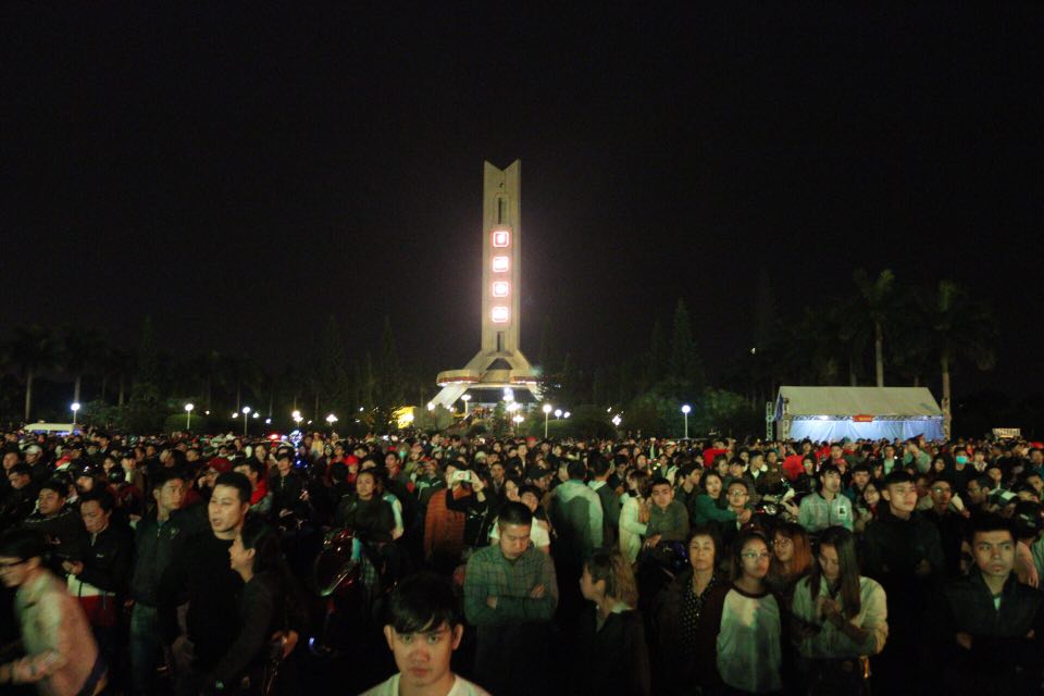 Hàng ngàn người dân đổ về khu vực tượng đài 2-9 để xem pháo hoa