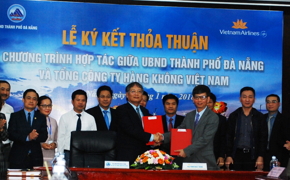 Phó Chủ tịch UBND thành phố Đà Nẵng Nguyễn Ngọc Tuấn (trái ảnh) và ông Trịnh Xuân Thành, Phó Tổng giám đốc Vietnam Airlines kỹ kết biên bản hợp tác giữa hai bên