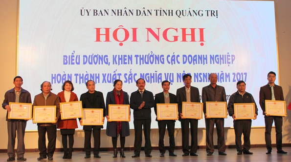 Phó chủ tịch UBND tỉnh Quảng Trị Nguyễn Quân Chính trao bằng khen của UBND tỉnh Quảng Trị cho các tập thể