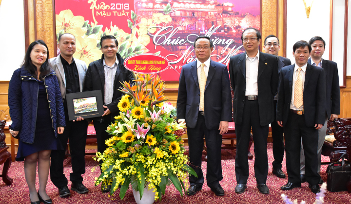 Lãnh đạo tỉnh Thừa Thiên Huế chụp ảnh lưu niệm với đại diện tập đoàn
