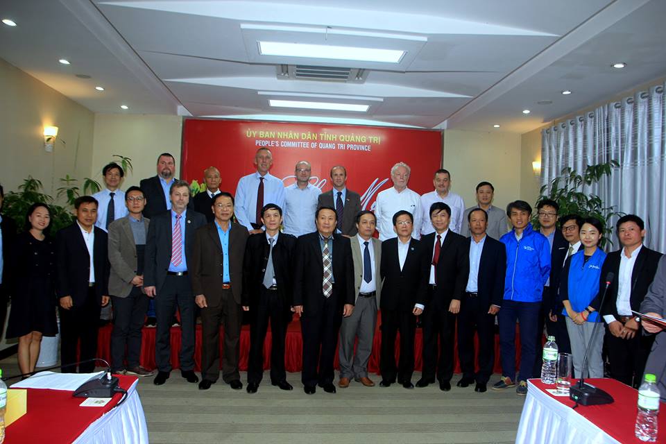 Lãnh đạo tỉnh Quảng Trị chụp ảnh lưu niệm với các chuyên gia tại buổi gặp mặt