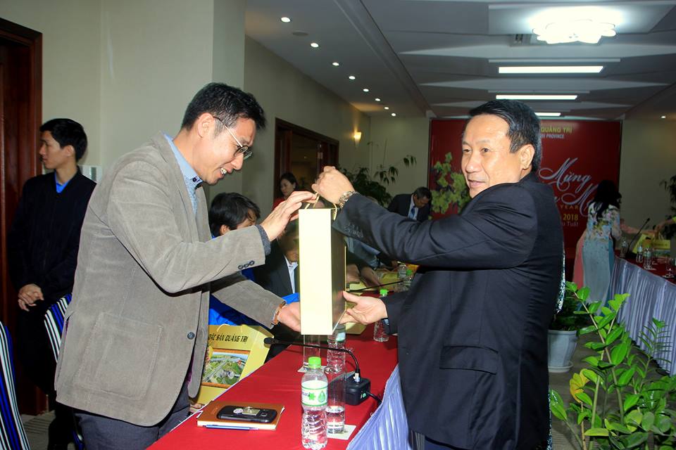 Phó chủ tịch UBND tỉnh Quảng Trị Hà Sỹ Đồng (phải ảnh) tặng quà cho các chuyên gia