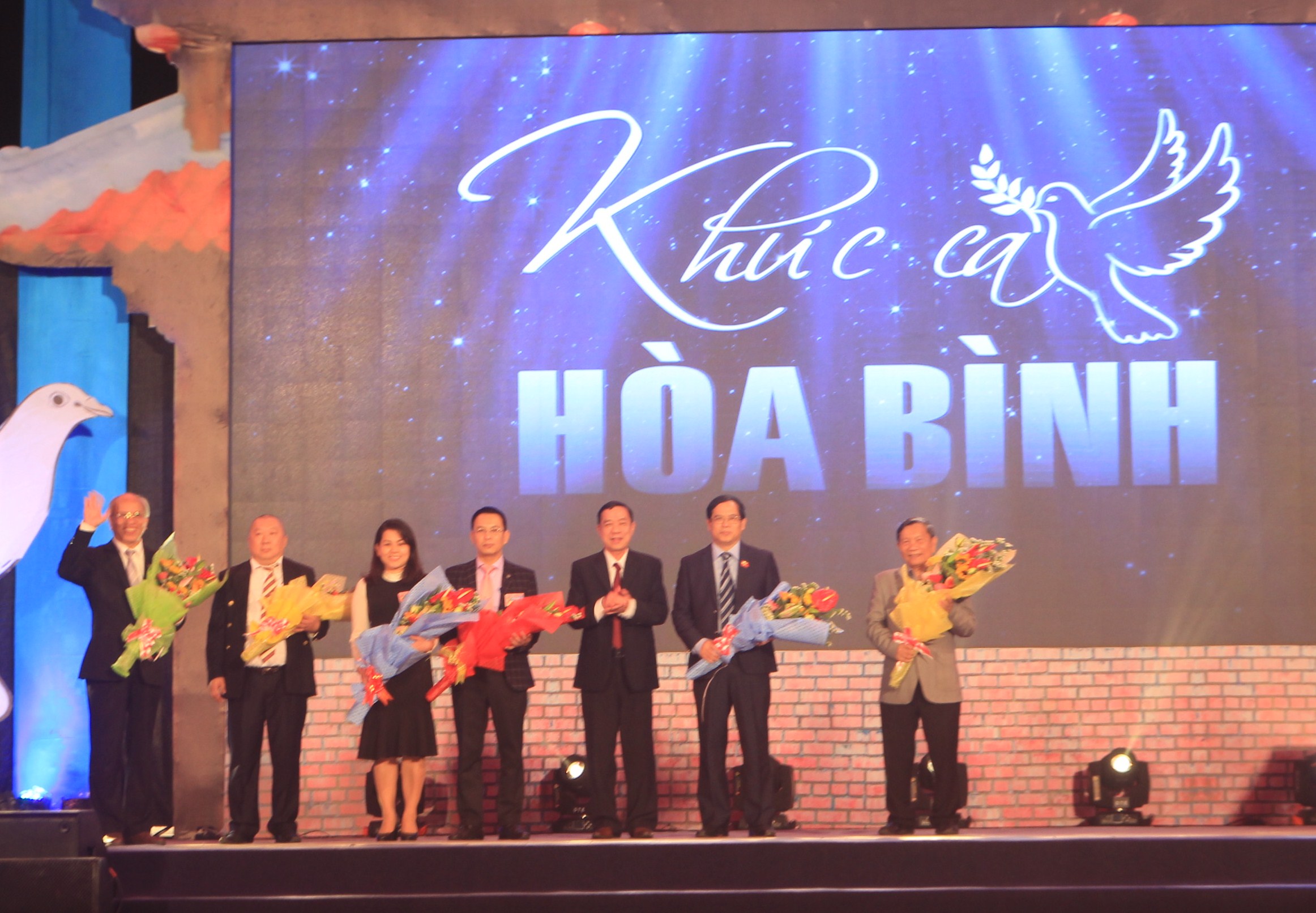 UBND tỉnh Quảng Trị tặng hoa cho các nhà tài trợ chương trình