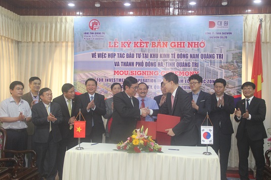 Chủ tịch UBND tỉnh Quảng Trị Nguyễn Đức Chính (trái ảnh) và ông  ông Cheun Eungsik, Chủ tịch Công ty ký kết biên bản ghi nhớ 