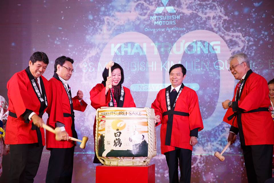 Lãnh đạo TP Đồng Hới, Tổng Giám đốc & Phó TGĐ Mitsubishi Việt Nam & Chủ đầu tư Mitsubishi KL Quảng Bình thực hiện nghi thức 