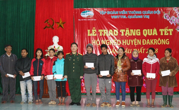 Đoàn công tác Viettel Quảng Trị trao quà tết cho bà con nhân dân huyện Đakrông