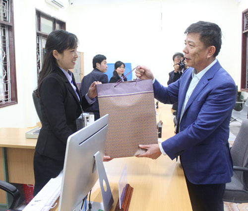 Chủ tịch UBND tỉnh Quảng Bình Nguyễn Hữu Hoài tặng quà cho công chức, viên chức các sở, ngành được cử đến tiếp nhận hồ sơ