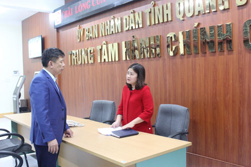 Chủ tịch UBND tỉnh Quảng Bình Nguyễn Hữu Hoài hỏi thăm hỏi động viên cán bộ Trung tâm Hành chính công