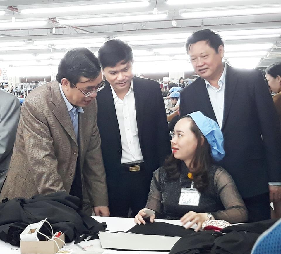 Ông Nguyễn Đức Chính, Chủ tịch UBND tỉnh  Quảng Trị thăm Công ty Dệt may Hòa Thọ.