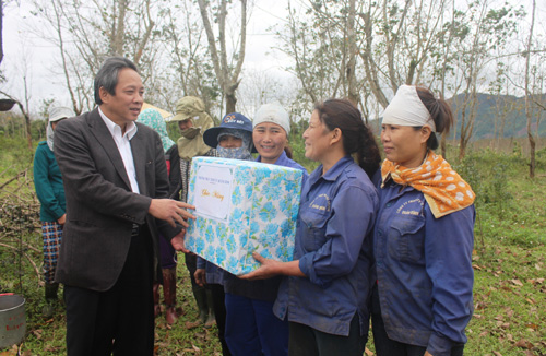 Bí thư Tỉnh ủy tặng quà cho công nhân đội Sao Vàng thuộc Công ty Cổ phần Việt Trung