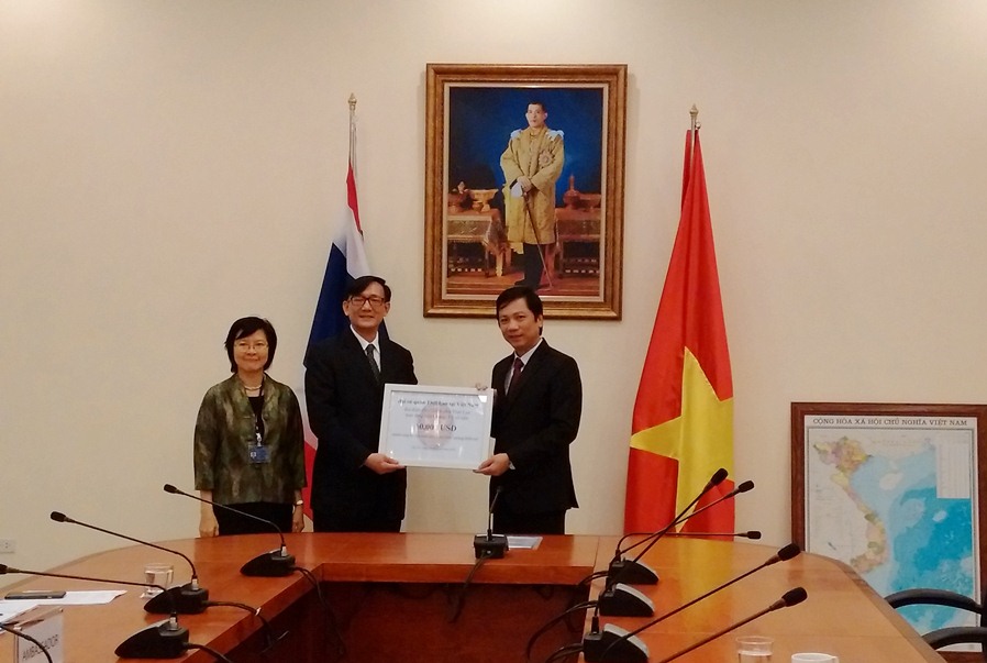 Đại sứ vương quốc Thái Lan tại Hà Nội Manopchai Vongphakdi trao hỗ trợ khắc phục thiệt hại cơn bão 11 và 12 năm 2017 của Chính phủ vương quốc Thái Lan cho tỉnh Quảng Trị 