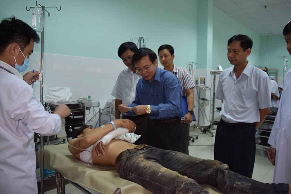 Chủ tịch UBND tỉnh Kon Tum Nguyễn Văn Hòa thăm và hỗ trợ tiền cho nạn nhân vụ lật xe