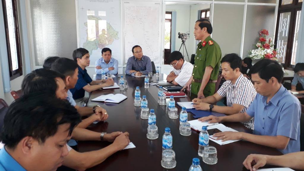 Ông Khuất Việt Hùng, Phó chủ tịch UBAT Giao thông Quốc gia làm việc với cơ quan chức năng tỉnh Kon Tum trong ngày 1/3.