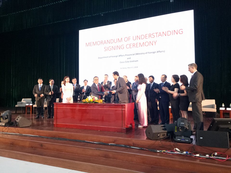 Đại diện Coca - Cola Việt Nam và lãnh đạo Cục Ngoại vụ - Bộ Ngoại giao đã ký kết Biên bản ghi nhớ về hợp tác bồi dưỡng cán bộ làm công tác đối ngoại tại các địa phương.