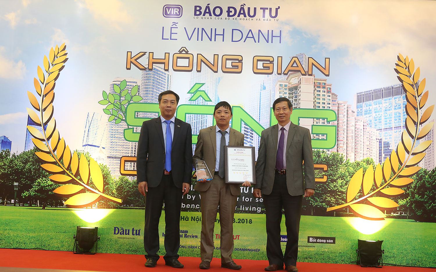  Ông Nguyễn Đăng Tuấn, đại diện Công ty Cổ phần Khách sạn và Du lịch Thiên Thai nhận vinh danh cho Dự án Ariyana Beach Resort & Suites.