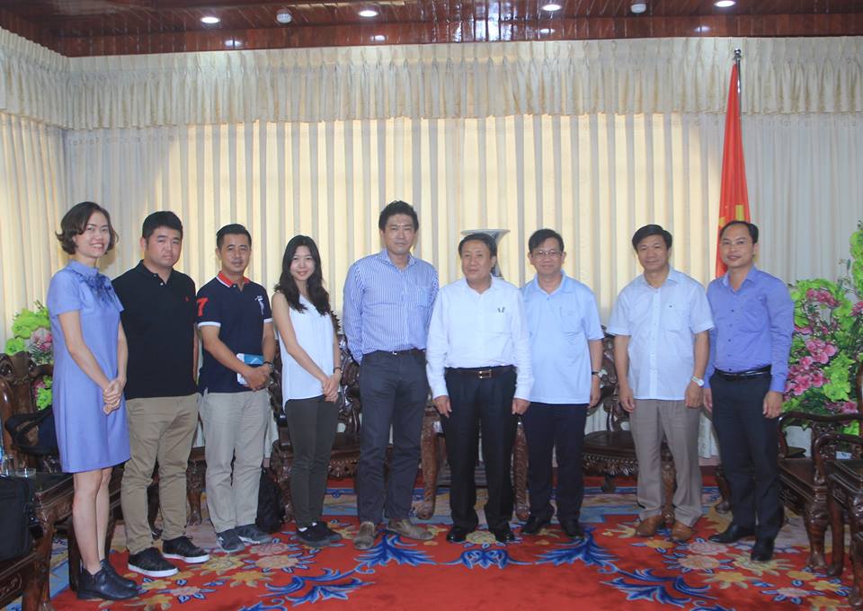 Phó Chủ tịch UBND tỉnh Quảng Trị Hà Sỹ Đồng (thứ 4 phải ảnh) chụp hình lưu niệm với đoàn công tác Tập đoàn Sumitomo.