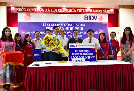 Đại diện ngân hàng BIDV trao bảng tượng trưng tài trợ Đồng cho BTC Festival Huế 2018