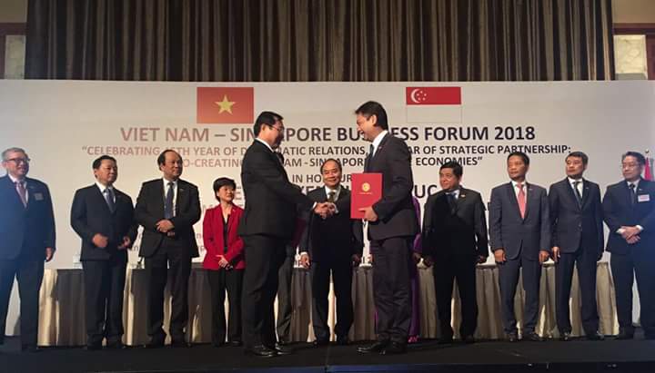 Chủ tịch UBND thành phố Huỳnh Đà Nẵng Đức Thơ  đã trao Biên bản ghi nhớ đồng ý về mặt nguyên tắc cho nhóm các nhà đầu tư của Singapore hỗ trợ thành phố Đà Nẵng nghiên cứu điều chỉnh Quy hoạch chung thành phố Đà Nẵng đến năm 2030.