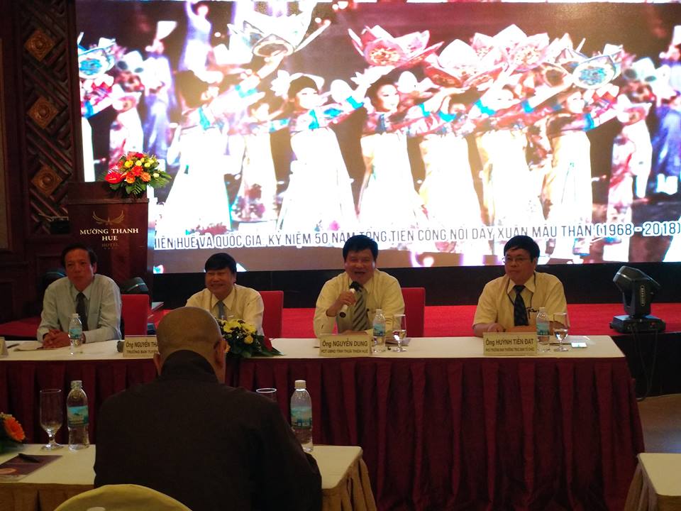 Phó chủ tịch UBND tỉnh Thừa Thiên Huế Nguyễn Dung chủ trì buổi họp báo.