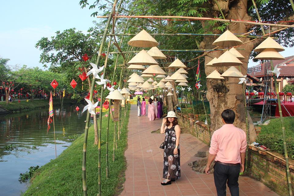 Lễ hội diễn ra bên di tích Cầu ngói Thanh Toàn.