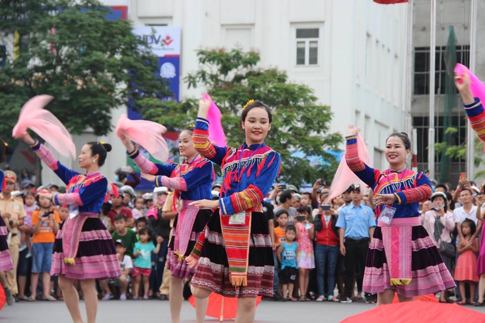 Lễ hội đường phố tại Festival Huế 2018 đã thu hút đông đảo người dân và du khách.