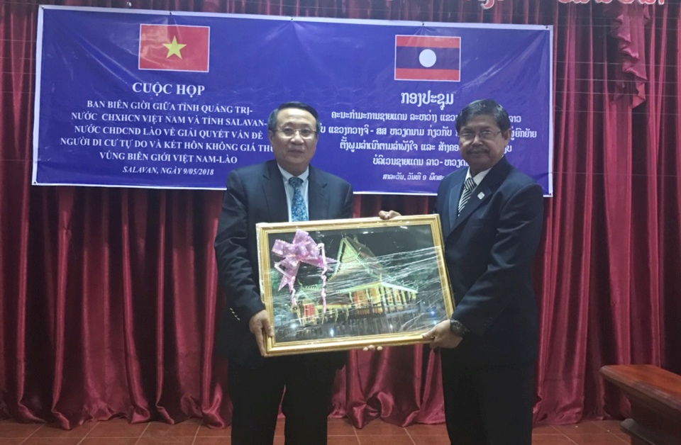 Lãnh đạo tỉnh Salavan trao món quà lưu niệm cho phó chủ tịch UBND tỉnh Quảng Trị Hà Sỹ Đồng.