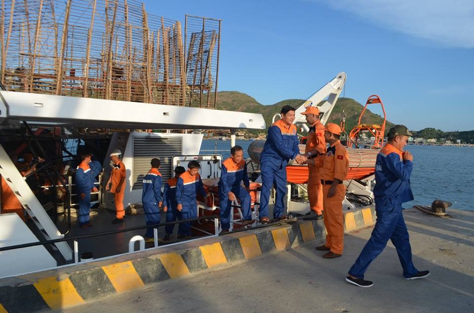 lãnh đạo Trung tâm phối hợp tìm kiếm cứu nạn hàng hải Việt Nam đã có mặt tại cầu cảng để đón và thăm hỏi các thuyền viên gặp nạn.