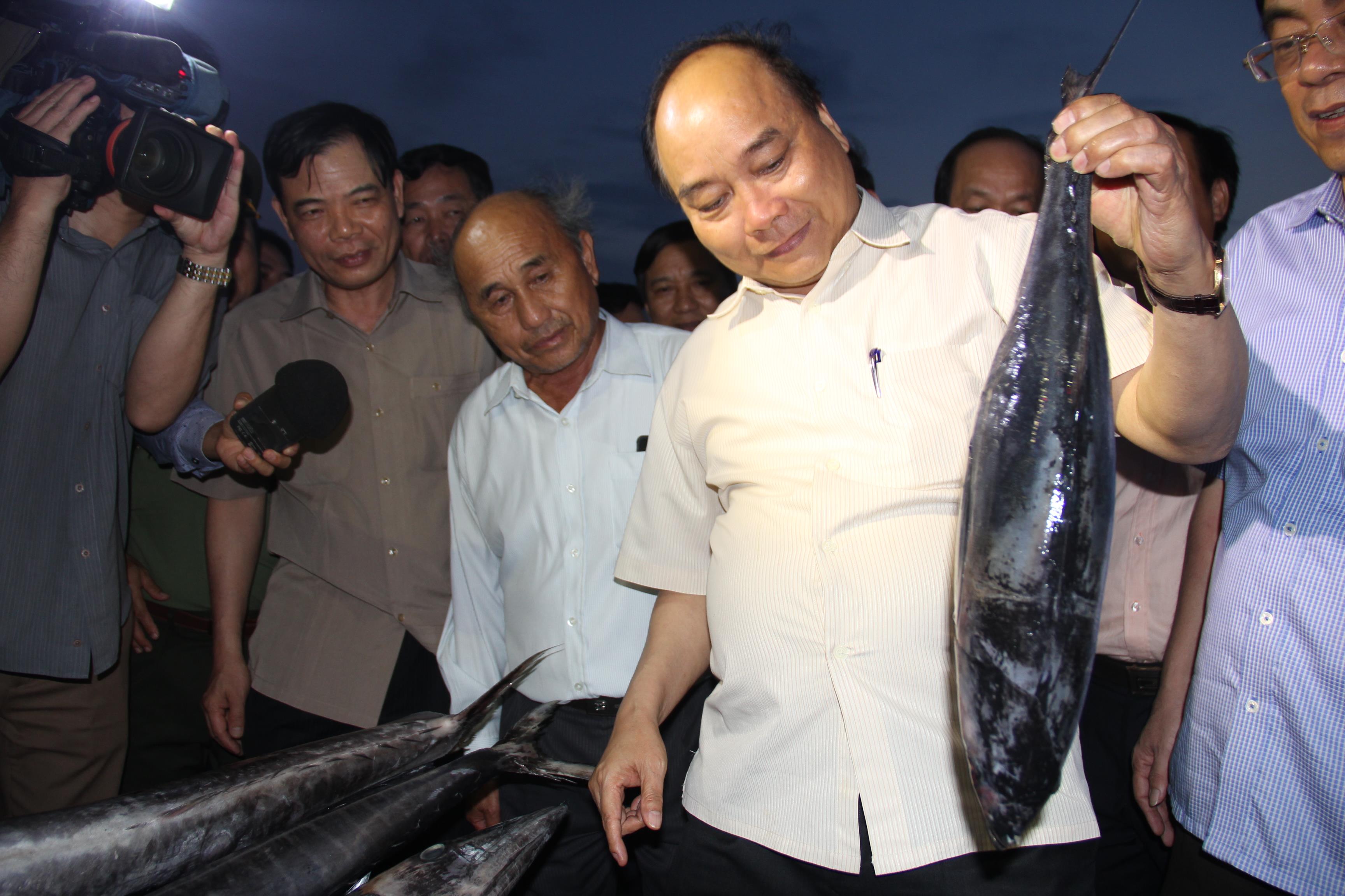 Thủ tướng Nguyễn Xuân Phúc thăm hỏi, đông viên ngư dân Quảng Trị.