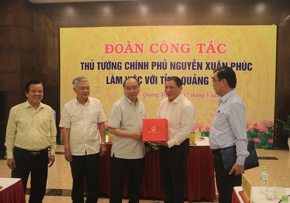 Thủ tướng Chính phủ Nguyễn Xuân Phúc trao quà lưu niệm và động viên lãnh đạo tỉnh Quảng Trị.