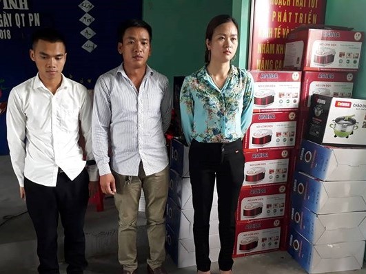 Nhóm người bị nhân dân Diễn Châu, Nghệ An bắt giữ giao nộp cho công an xử lý.