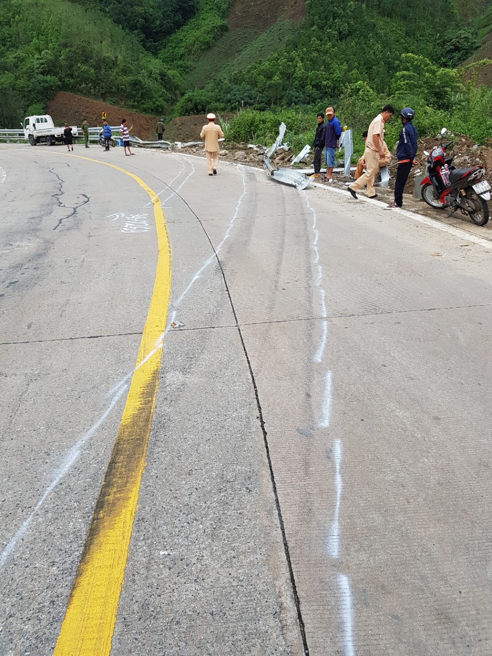 Hiện trường vụ tai nạn tại đèo Lò Xo, địa phận xã Đăk Man, huyện Đăk Glei, Kon Tum vào ngày 16/6 vừa qua khiến 3 người tử vong.