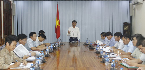Chủ tịch UBND tỉnh Quảng Bình Nguyễn Hữu Hoài chủ trì cuộc họp.