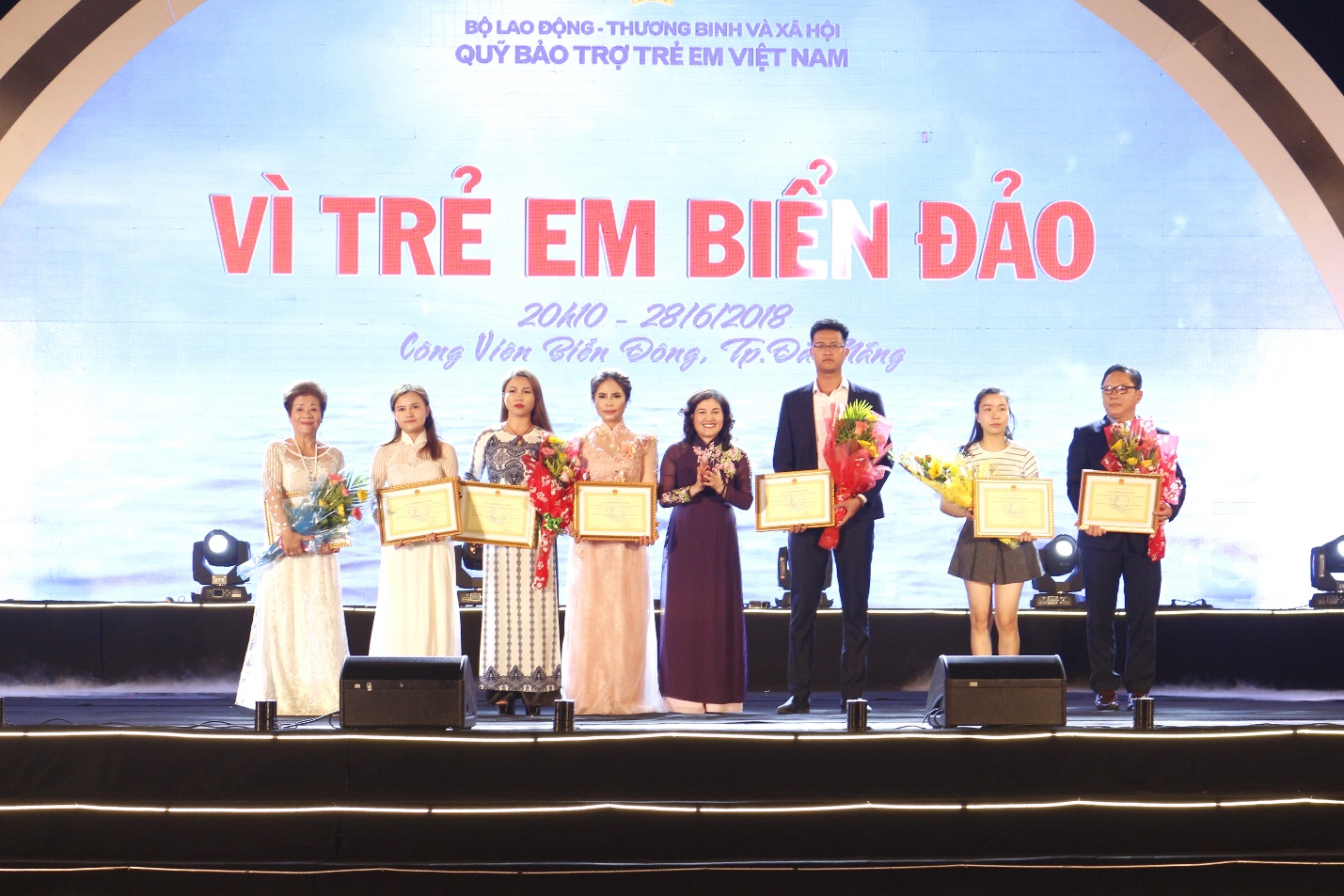 Đại diện First Real nhận bằng khen và hoa từ Quỹ bảo trợ trẻ em Việt Nam