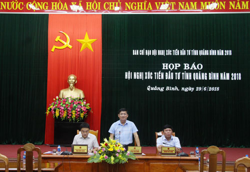Phó chủ tịch UBND tỉnh Quảng Bình Trần Tiến Dũng chủ trì buổi họp báo. 