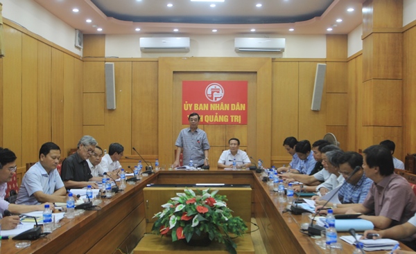 Chủ tịch UBND tỉnh Quảng Trị Nguyễn Đức Chính chủ trì cuộc họp.