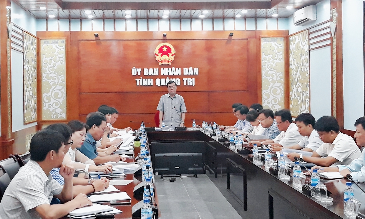 Chủ tịch UBND tỉnh Thừa Thiên Huế Nguyễn Đức Chính chủ trì cuộc họp.