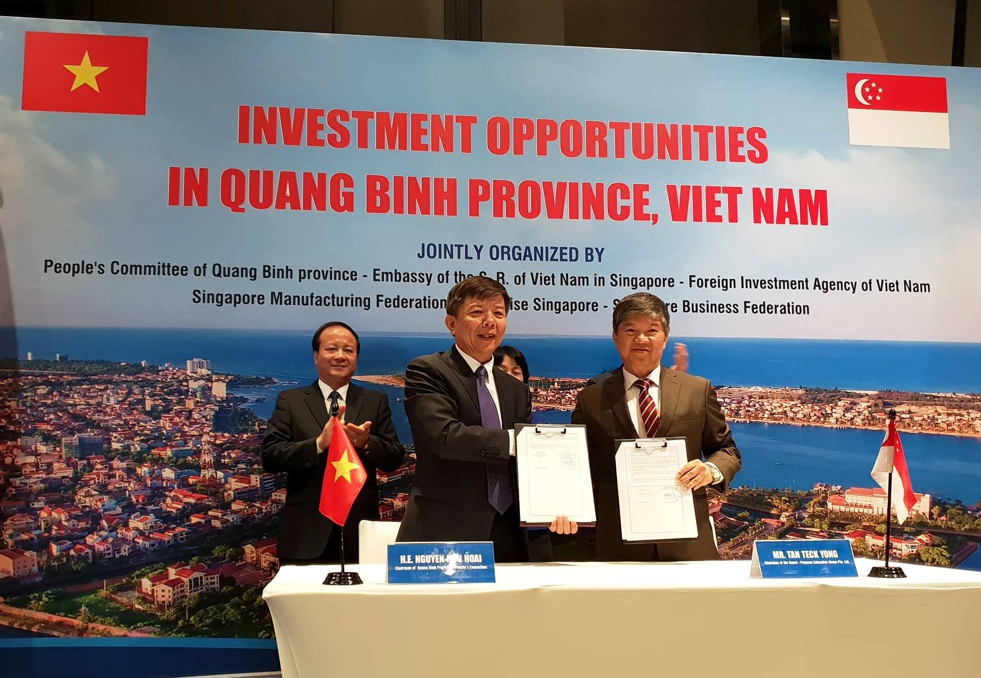 Chủ tịch UBND tỉnh Quảng Bình Nguyễn Hữu Hoài ký kết biên bản ghi nhớ với các nhà đầu tư Singapore.