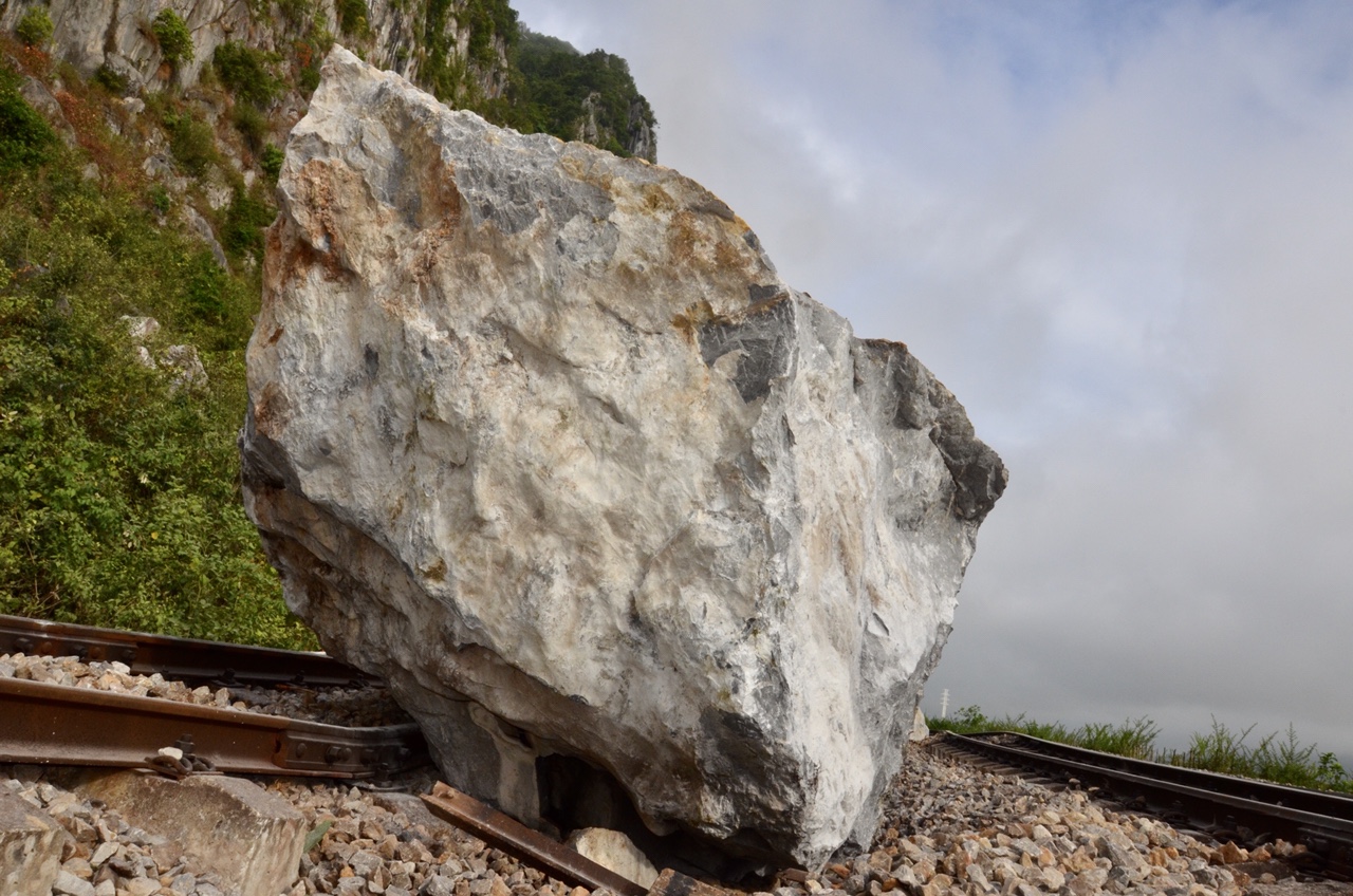Hiện trường vụ đá lở gây tắc nghẽn lưu thông tuyến đường sắt Bắc- Nam.