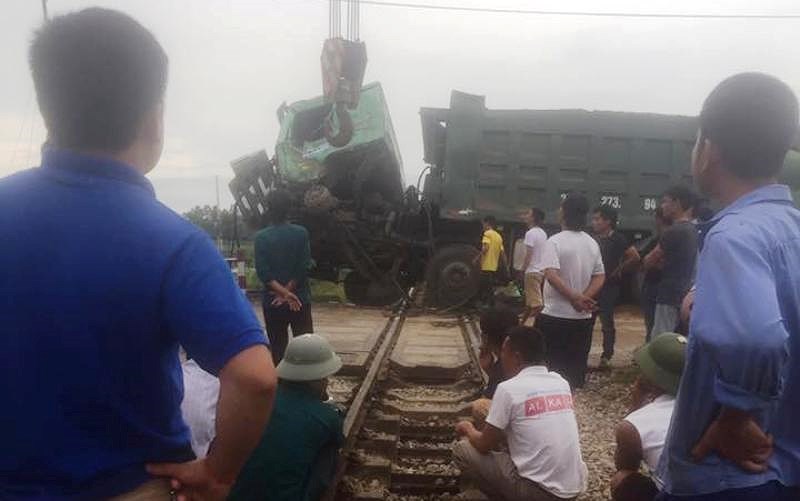 Lực lượng cứu hộ tìm cách đưa xe tải ra khỏi đường ray để giao thông đường sắt được giải phóng.