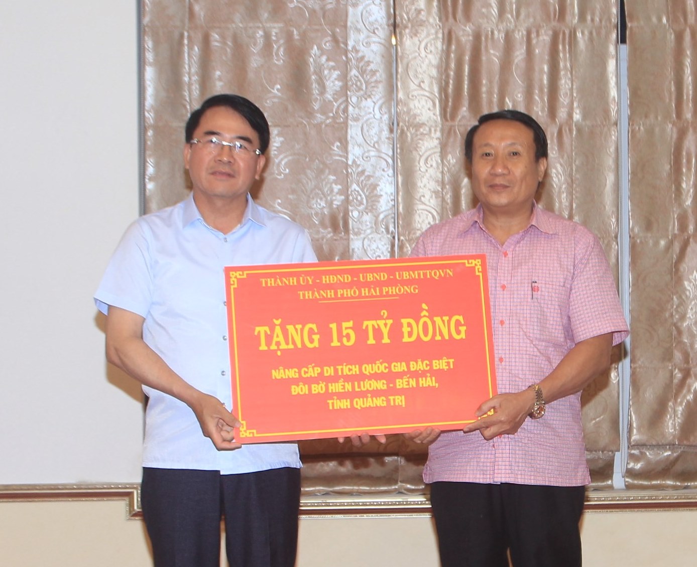 Lãnh đạo thành phố Hải Phòng trao kinh phí hỗ trợ cho lãnh đạo UBND tỉnh Quảng Trị.