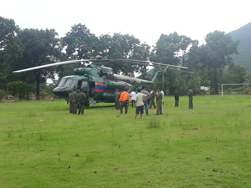 Trực thăng cứu hộ của quân đội Lào vận chuyển nhu yếu phẩm đến khu vực huyện Sanamsay