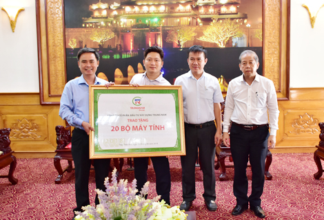 Trungnam Group trao tặng 20 bộ máy vi tính trị giá 185 triệu đồng cho thị xã Hương Thủy.