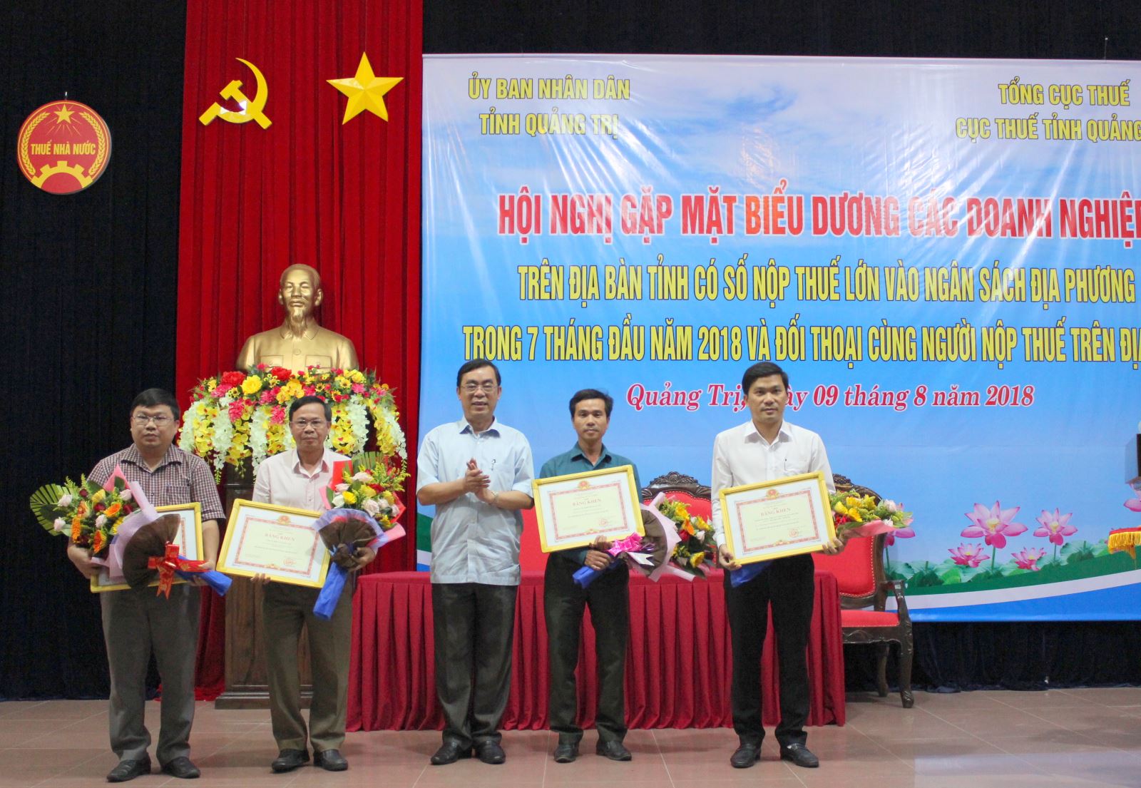 Chủ tịch UBND tỉnh Quảng Trị Nguyễn Đức Chính trao bằng khen của Bộ tài chính cho các doanh nghiệp.