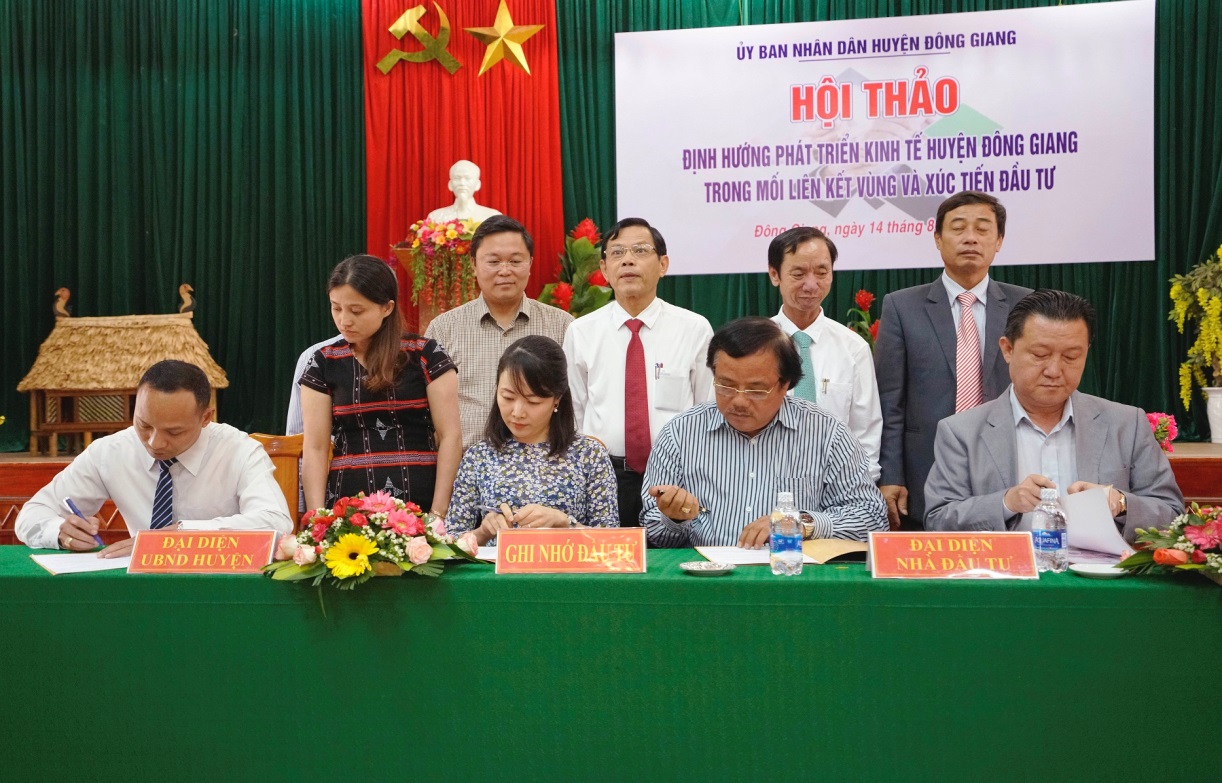 Đại diện lãnh đạo Tập đoàn FVG và UBND huyện Đông Giang ký kết văn bản ghi nhớ cam kết thực hiện đầu tư Dự án.