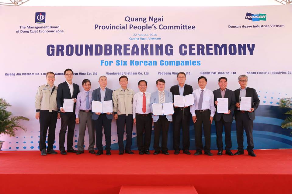  Lãnh đạo tỉnh Quảng Ngãi trao giấy chứng nhận đầu tư cho 6 công ty Hàn Quốc.