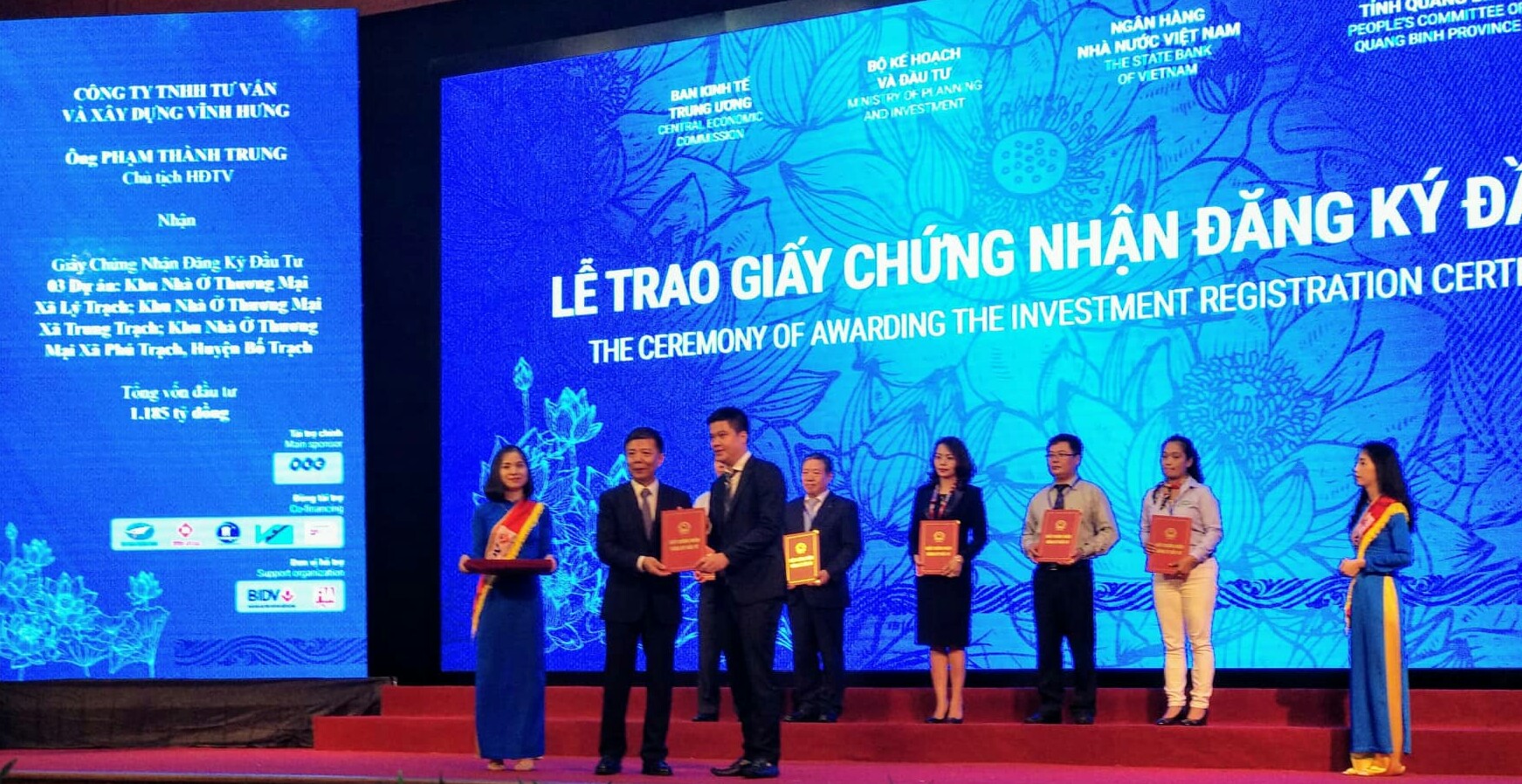 Chủ tịch UBND tỉnh Quảng Bình trao Giấy chứng nhận cho nhà đầu tư. 