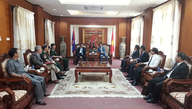 Đoàn ma việc với Thứ trưởng Bộ Ngoại giao kiêm Đại sứ Việt Nam tại Lào.