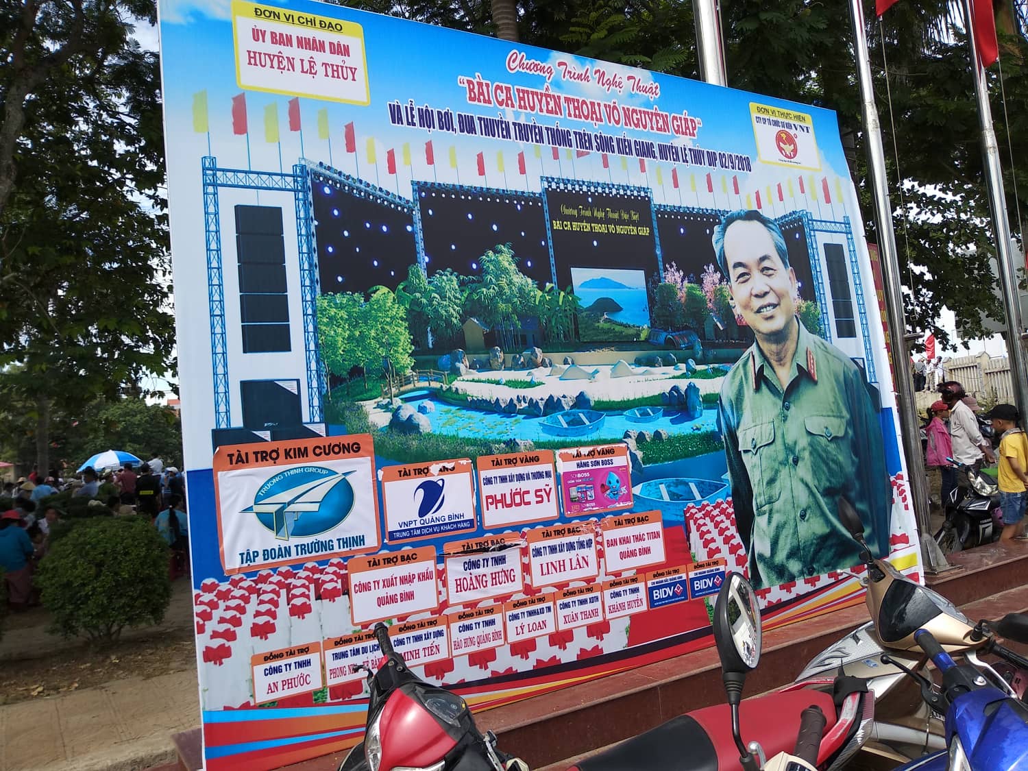 Lễ hội bơi đua thuyền truyền thống trên sông Kiến Giang năm nay diễn ra nhân sự kiện kỷ niệm 107 năm ngày sinh của Đại tướng Võ Nguyên Giáp, người con ưu tú của quê hương Lệ Thủy.