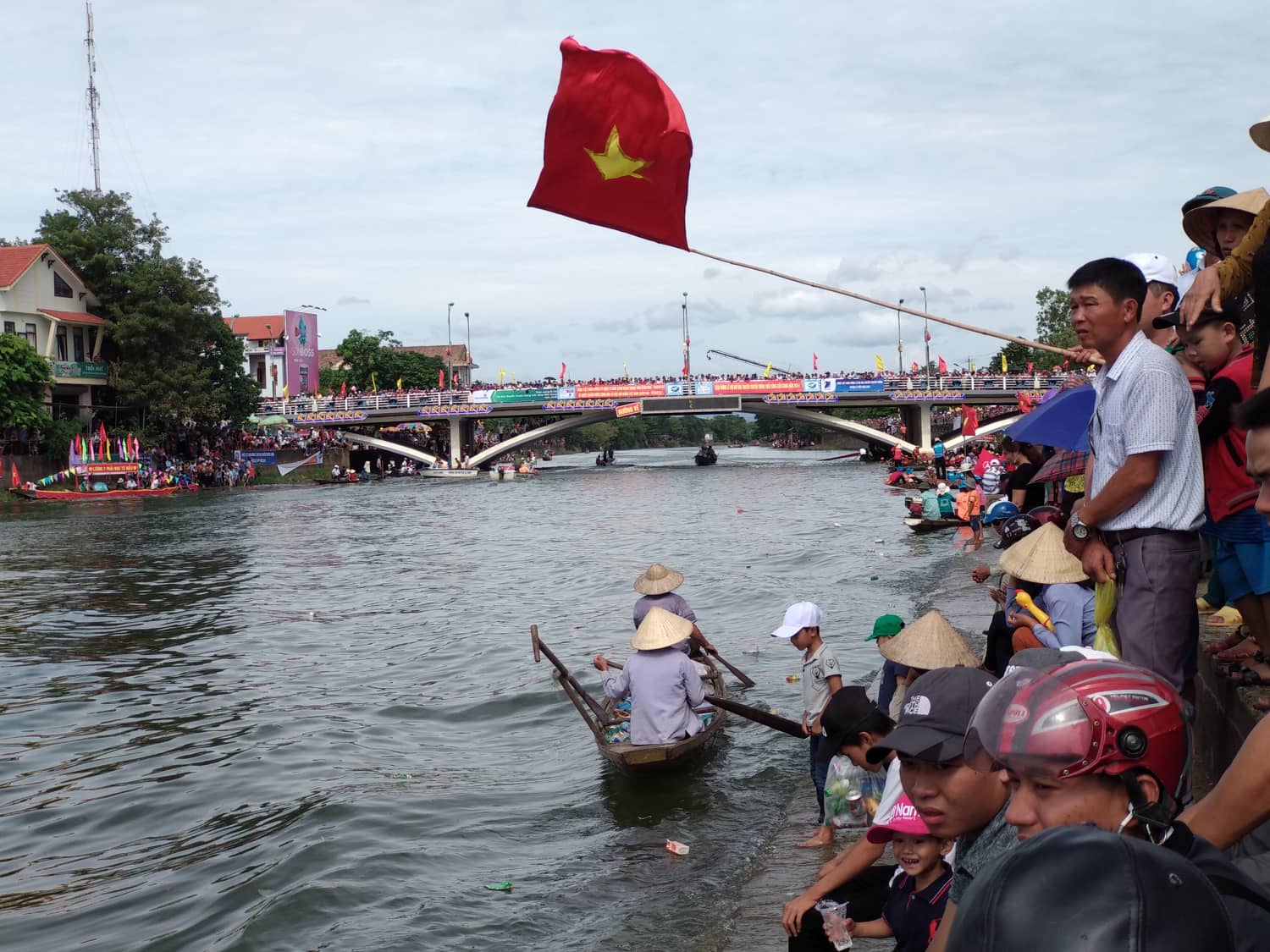 Lễ hội bơi đua thuyền truyền thống trên sông Kiến Giang là sự kiện lớn nhất trong năm của huyện Lệ Thủy, tỉnh Quảng Bình. Đây là Lễ hội cấp Quốc gia của tỉnh Quảng Bình.