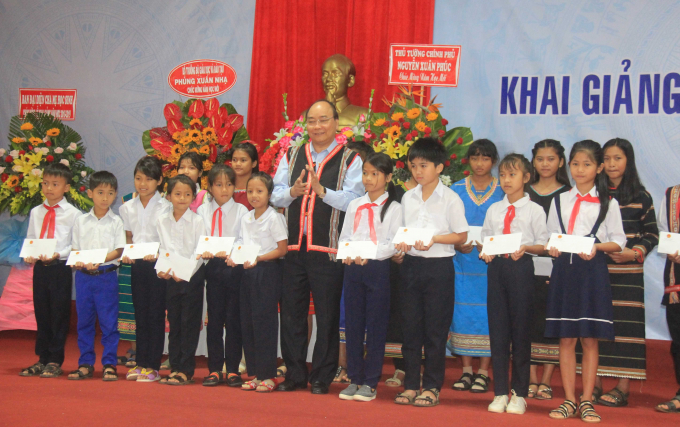 Thủ tướng tặng quà cho các em học sinh nhân dịp lễ khai giảng.
